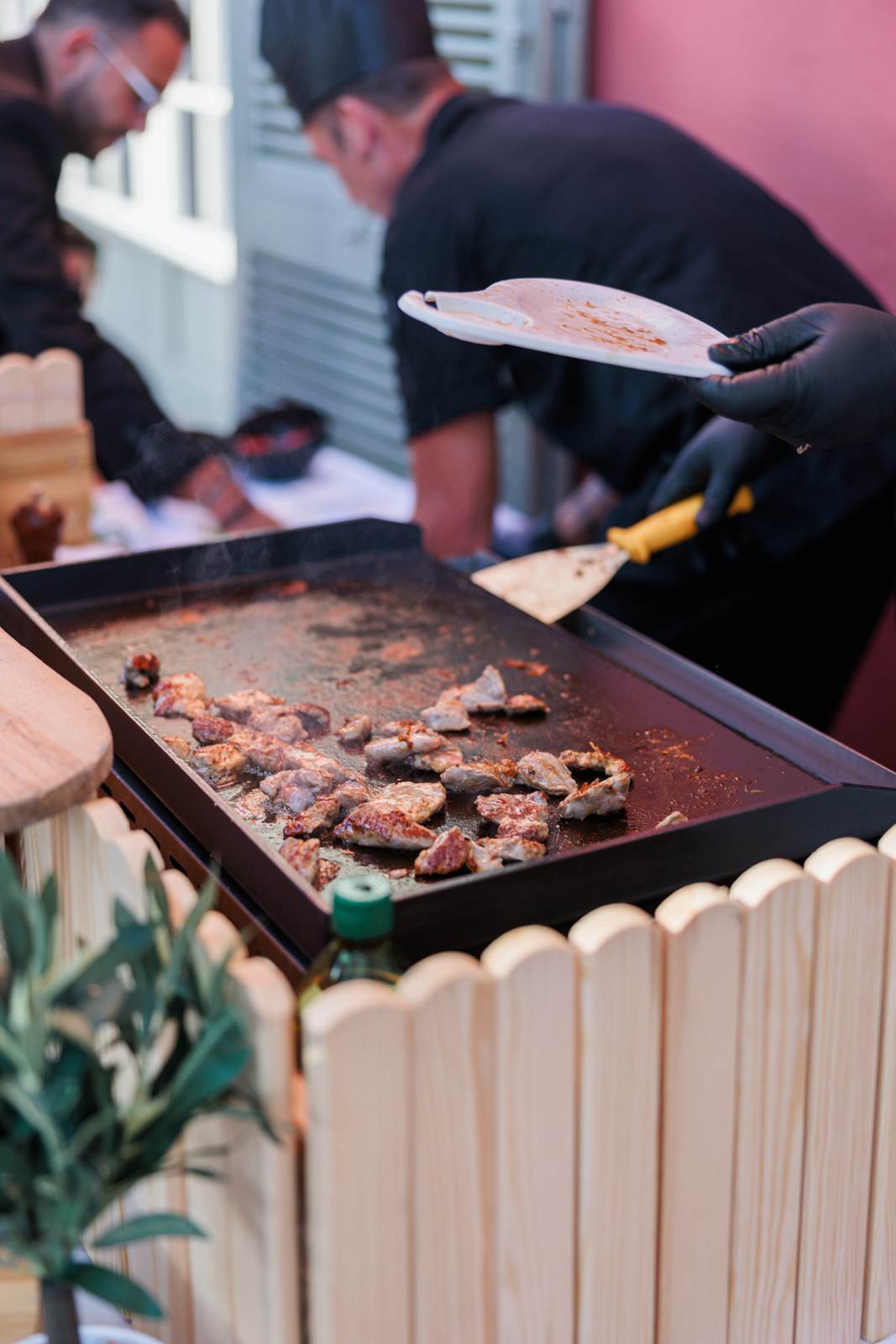 Meat seared on the plancha, in front of the chefs